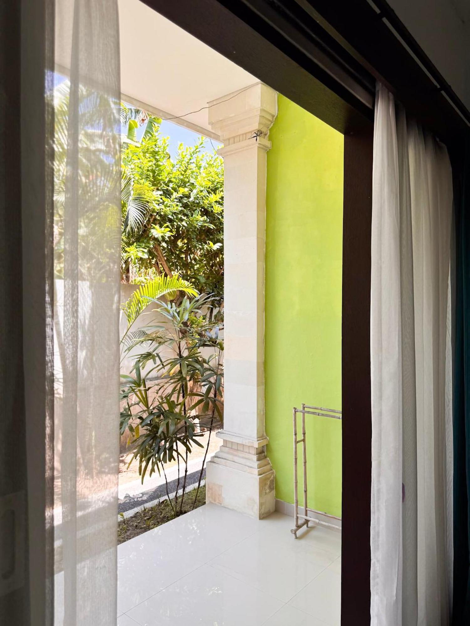 Urban Jungle Beach House Canggu Buitenkant foto
