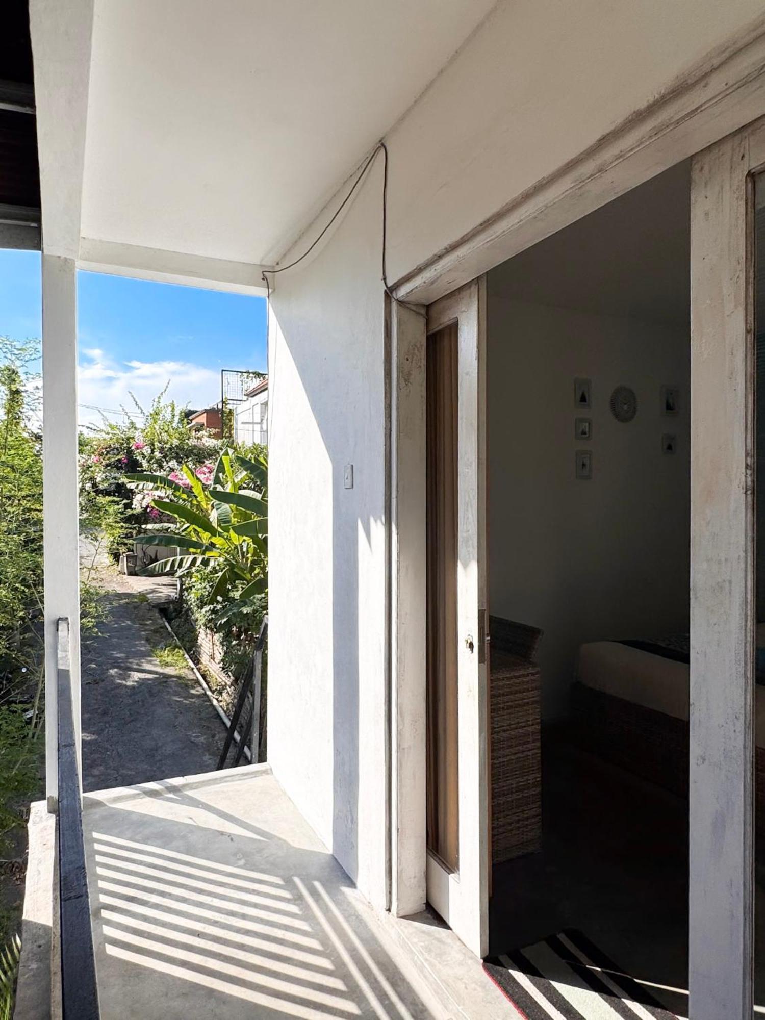 Urban Jungle Beach House Canggu Buitenkant foto