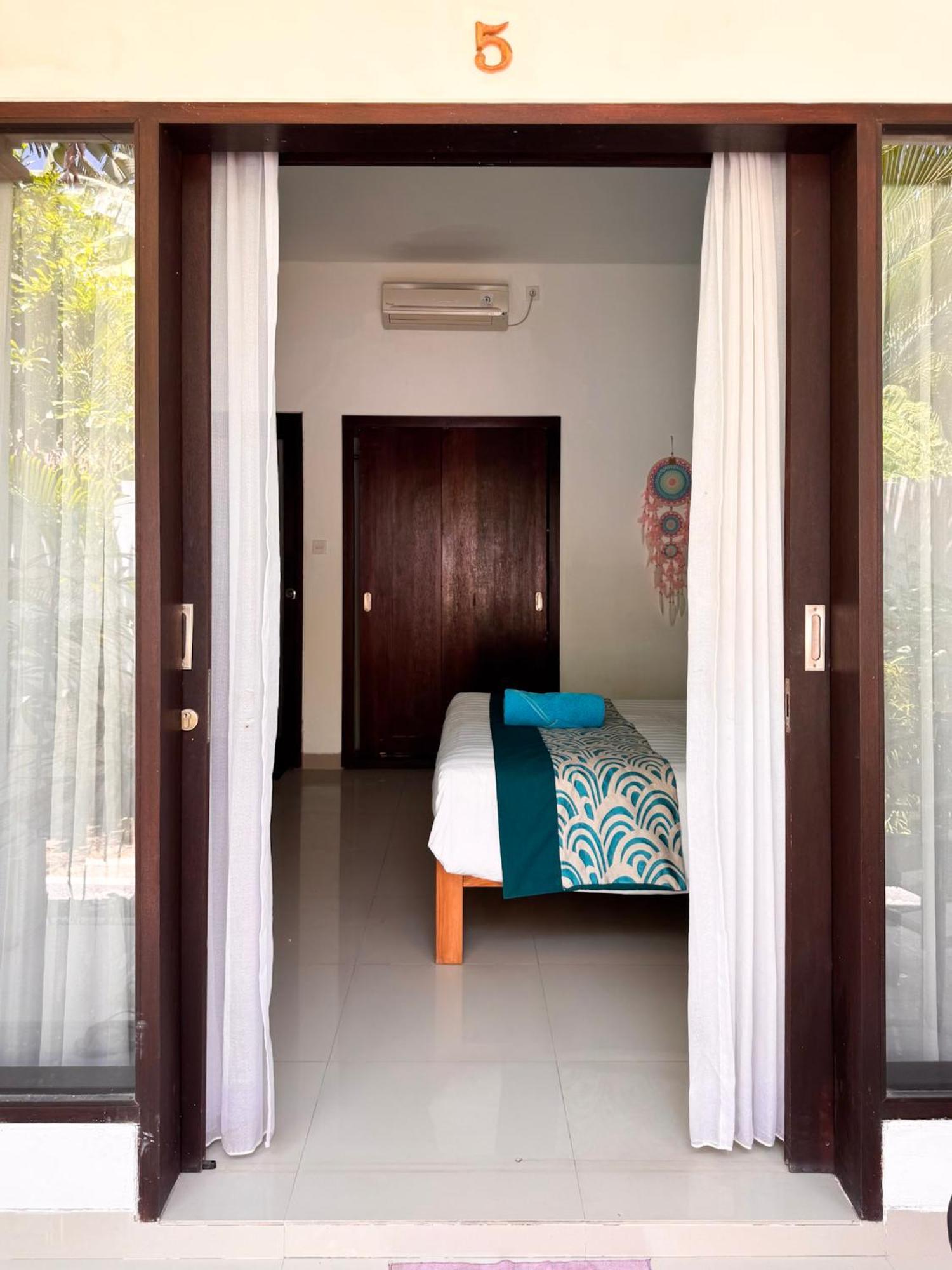 Urban Jungle Beach House Canggu Buitenkant foto