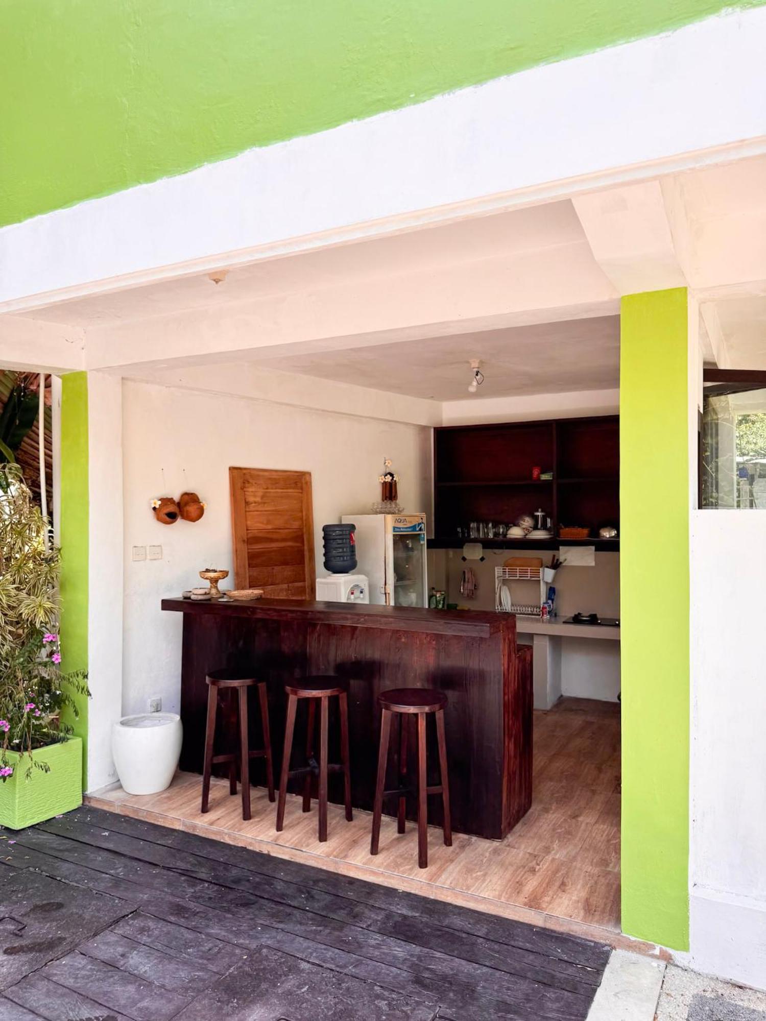 Urban Jungle Beach House Canggu Buitenkant foto